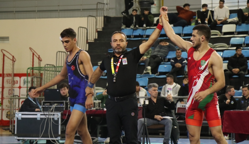 450 sporcu dereceye girmek için minderde ter döküyor