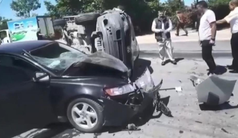 5 araç kazaya karıştı, savrulan panelvan devrildi