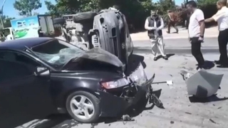 5 araç kazaya karıştı, savrulan panelvan devrildi