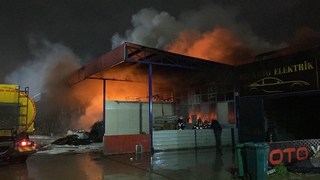 5 iş yerinin küle döndüğü yangında 1 kişi öldü