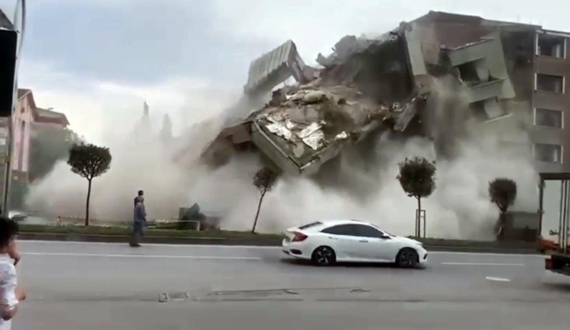 5 katlı bir anda yerle bir oldu!