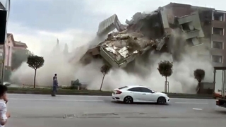 5 katlı bir anda yerle bir oldu!