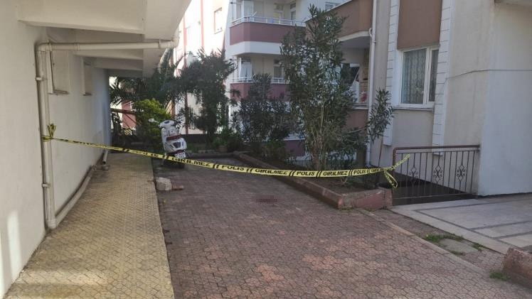 5. kattaki evinin camını silerken düşen kadın yaşamını yitirdi