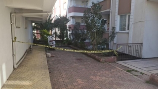 5. kattaki evinin camını silerken düşen kadın yaşamını yitirdi