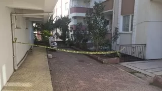 5. kattaki evinin camını silerken düşen kadın yaşamını yitirdi