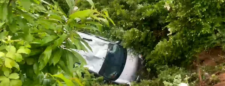 5 metre yükseklikten şarampole uçtu: 3 yaralı