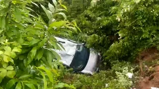5 metre yükseklikten şarampole uçtu: 3 yaralı
