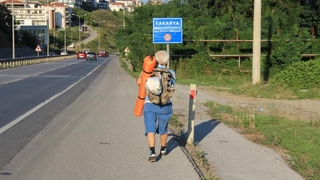 5 yıldır yürüyerek seyahat ediyor