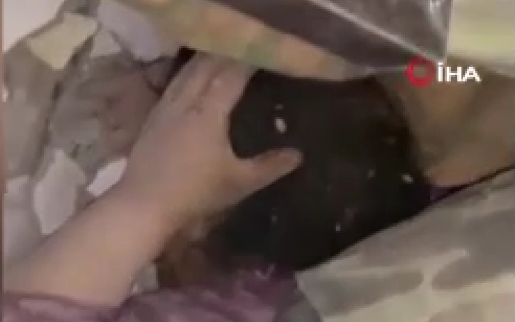 50 yaşındaki kadın 120. saatte enkazdan sağ çıktı