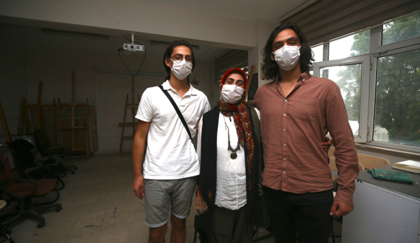 51 Yaşındaki kadın, oğluyla girdiği üniversite sınavını kazandı