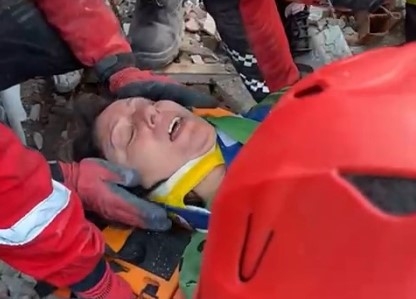 52 saat sonra kurtarıldı, sevinç gözyaşları döktü