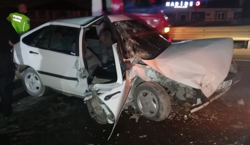 54 plakalı otomobil kazaya karıştı: 1'i ağır 2 yaralı
