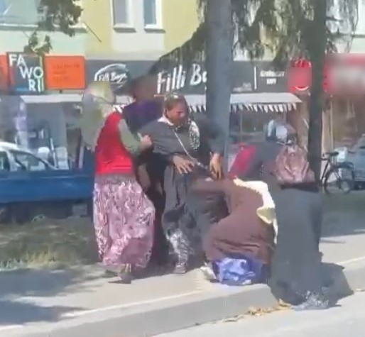 7 dilenci kadın birbirine girdi, o anlar kamerada