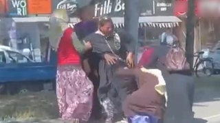 7 dilenci kadın birbirine girdi, o anlar kamerada