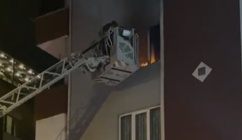 7 katlı apartmanda yangın: Daire alevlere teslim oldu