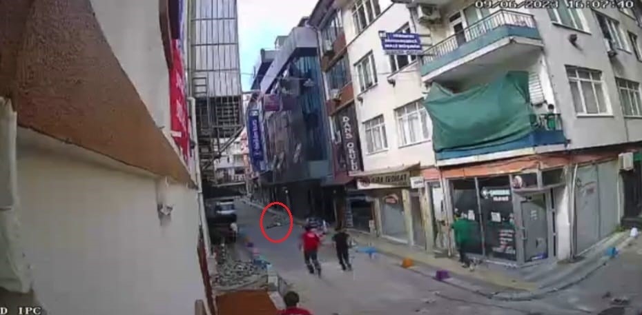 7. kattan düşen genç öldü, o anlar kameraya yansıdı