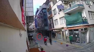 7. kattan düşen genç öldü, o anlar kameraya yansıdı