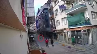 7. kattan düşen genç öldü, o anlar kameraya yansıdı