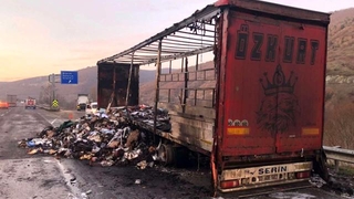 7 ton giysi ve ayakkabı kül oldu