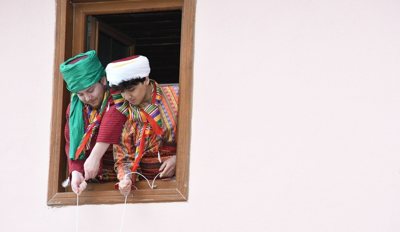 700 yıllık geleneğini yaşatmak için minareden şeker sarkıttılar