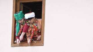 700 yıllık geleneğini yaşatmak için minareden şeker sarkıttılar