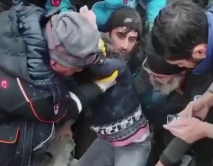 8 saat sonra bir kız çocuğu enkazdan çıkarıldı
