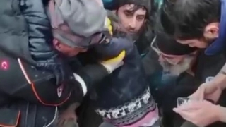 8 saat sonra bir kız çocuğu enkazdan çıkarıldı