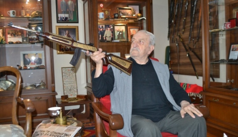 80 darbesinde silah koleksiyonuna el koymuşlar