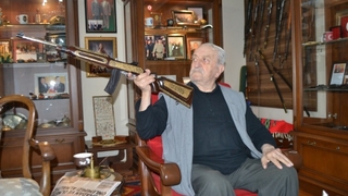 80 darbesinde silah koleksiyonuna el koymuşlar