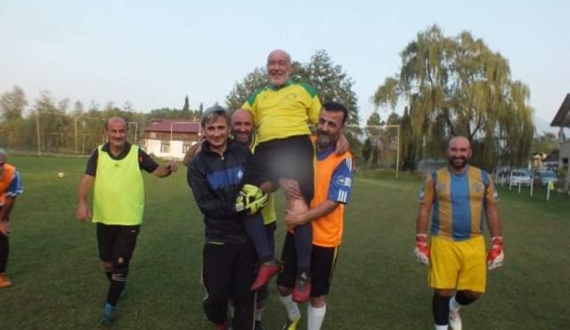 80 yaşında yeşil sahalara veda etti