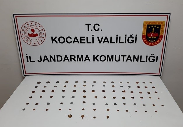 82 sikke ele geçirildi