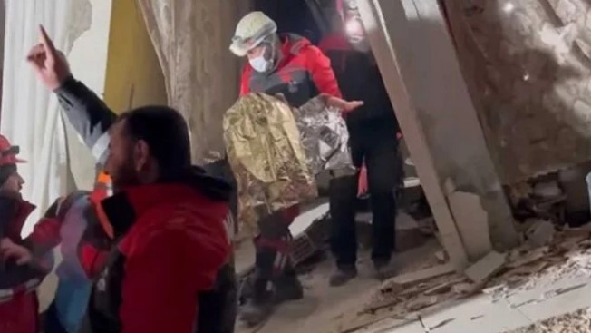 9 aylık yeğeninin kurtarılması için kolunu kestirdi