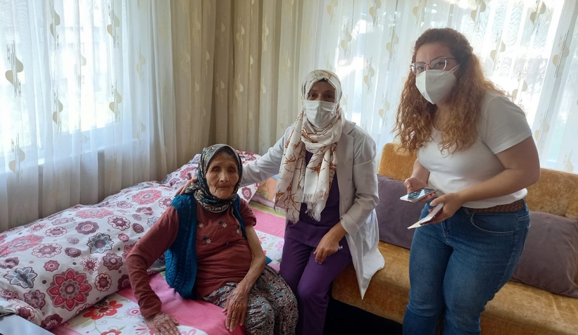 97 yaşındaki Havva ninenin aşısı evinde yapıldı