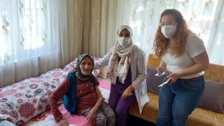 97 yaşındaki Havva ninenin aşısı evinde yapıldı