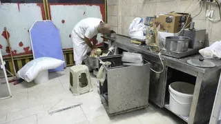 Hamurun ayak ile çiğnendiği imalathaneden yeni görüntüler