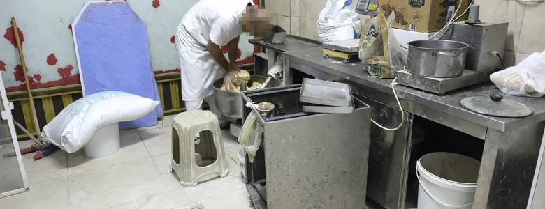 Hamurun ayak ile çiğnendiği imalathaneden yeni görüntüler