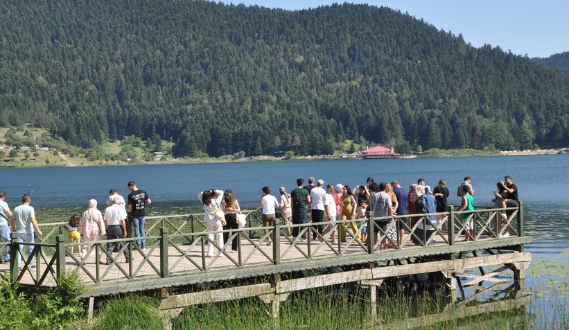 Abant Gölü Milli Parkı'nda bayram yoğunluğu