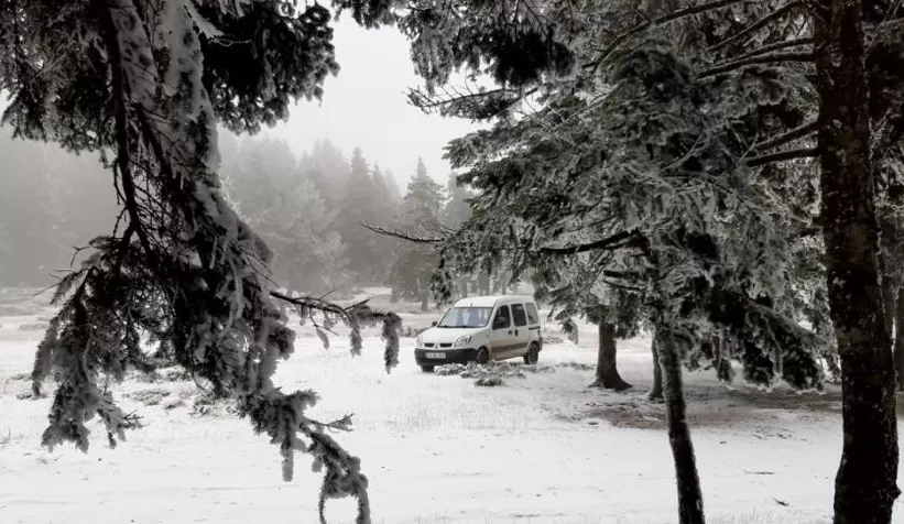 Abant Tabiat Parkı'nda kar yağışı başladı