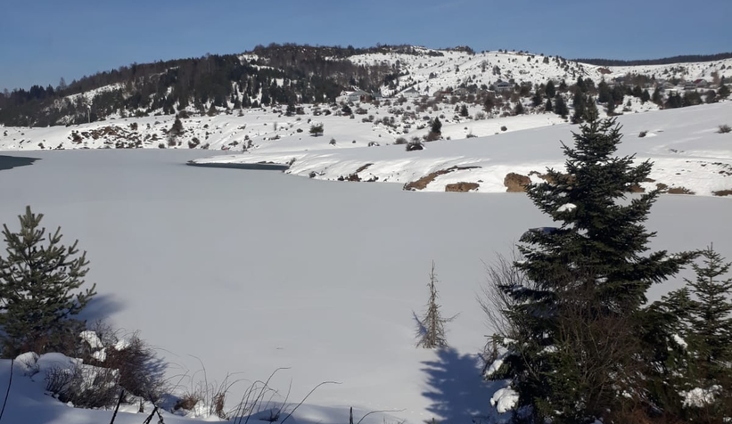 Acelle Yaylası'ndaki gölet dondu