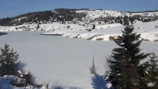 Acelle Yaylası'ndaki gölet dondu