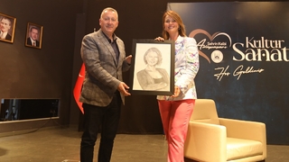 Açelya Akkoyun sevenleri ile buluştu