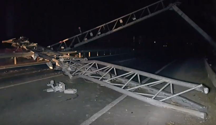 Açık unutulan damper MOBESE direğini yıktı