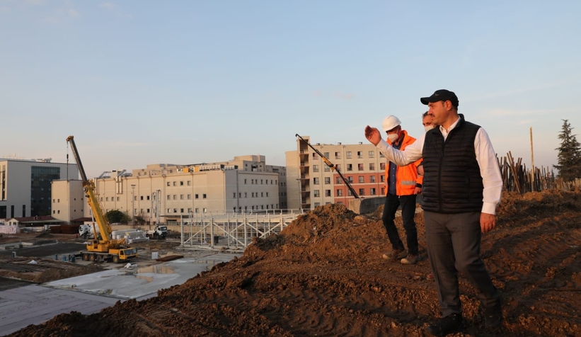 Acil Durum Hastanesi inşaatını inceledi