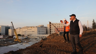 Acil Durum Hastanesi inşaatını inceledi