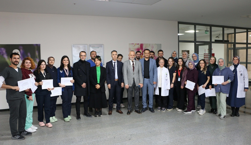 Acil servis hemşireleri sertifikalarını aldı