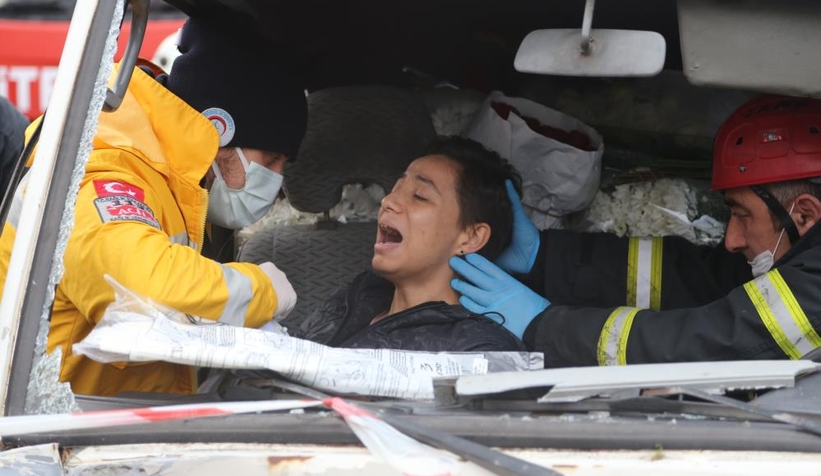 Acılar içinde kaldı