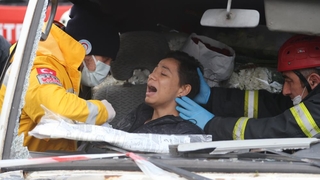 Acılar içinde kaldı