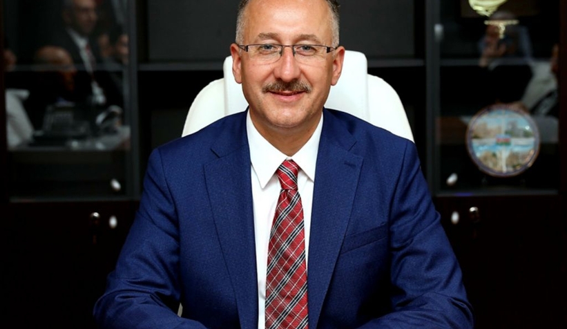 Adapazarı Belediyesi'nde 3 başkan yardımcısı değişti