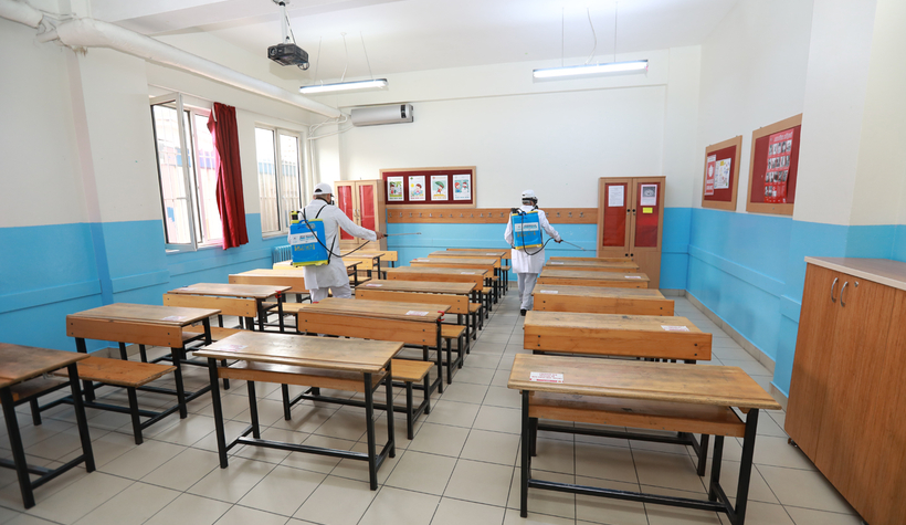 Adapazarı'nda okulları dezenfekte ediyor