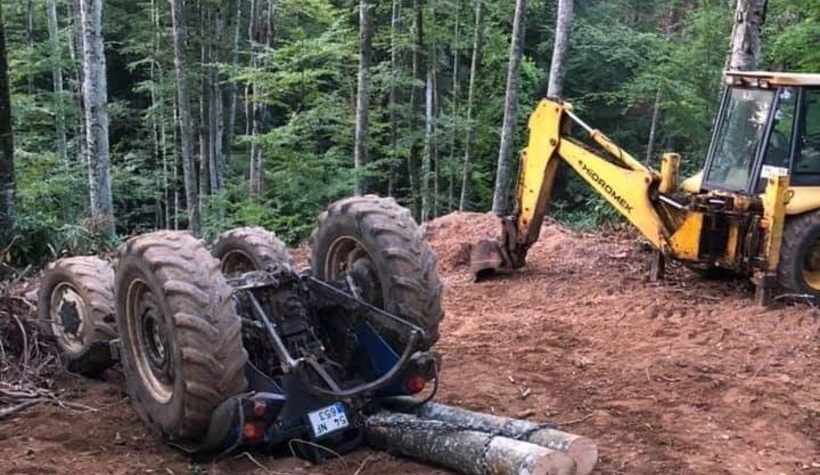 Ağaç yüklü traktör devrildi